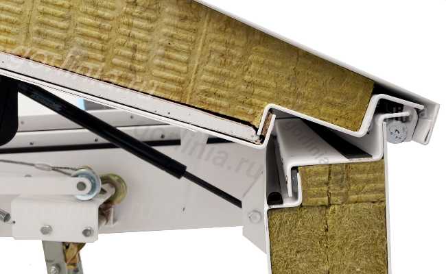 Разрез со стороны петель - уплотнители и терморазрыв Люк выхода на кровлю Небоскреб узел петли в разрезе крышка с минеральной ватой, огнеупорным ГКЛ, уплотнителем, лентой и терморазрывом