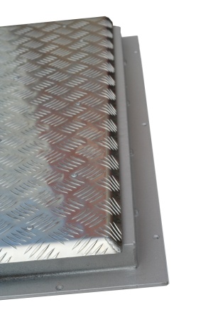 Алюминиевый уличный люк амо al 1100*1100 в рифленом квадрате